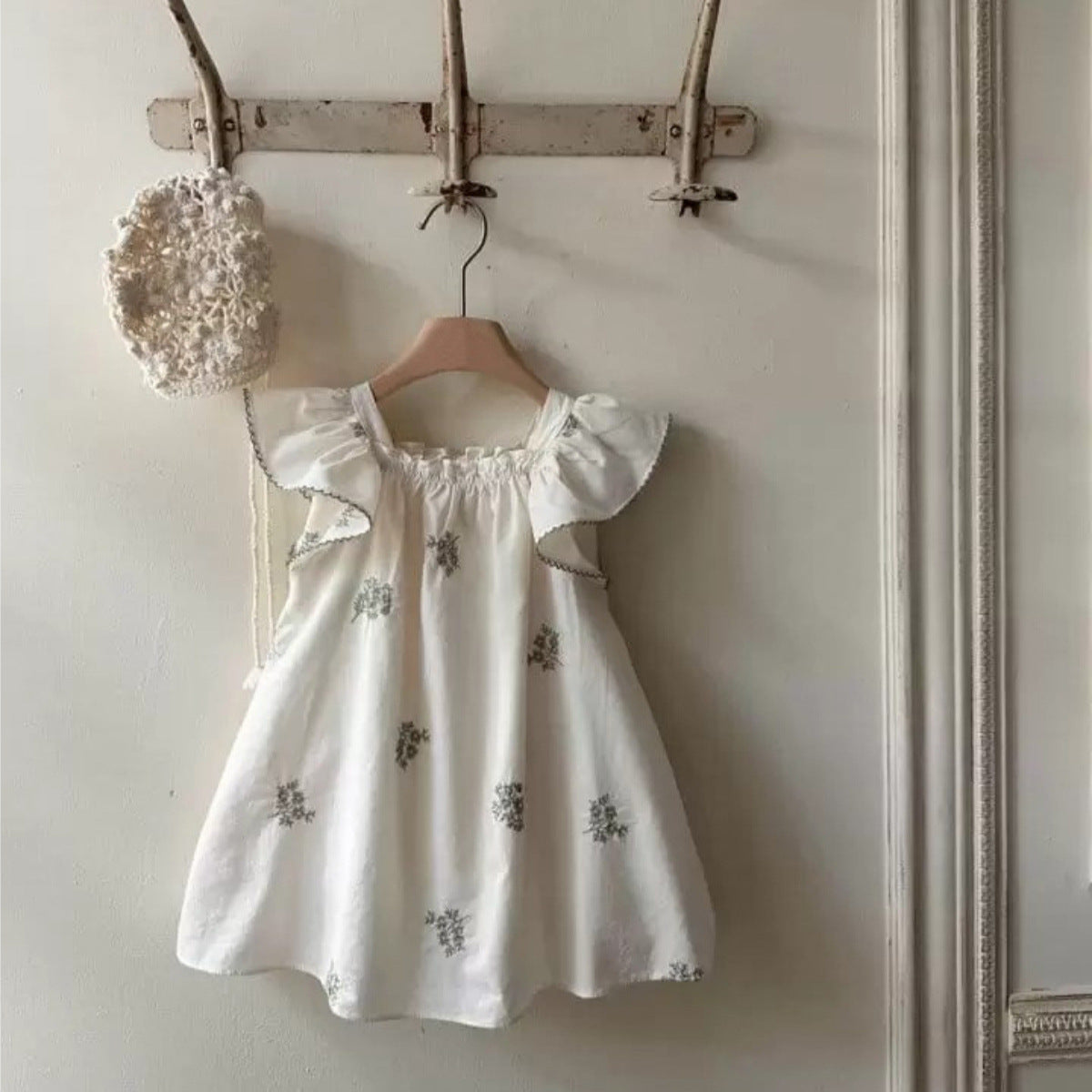 Fly Sleeves Flower Pattern Embroidered Dress